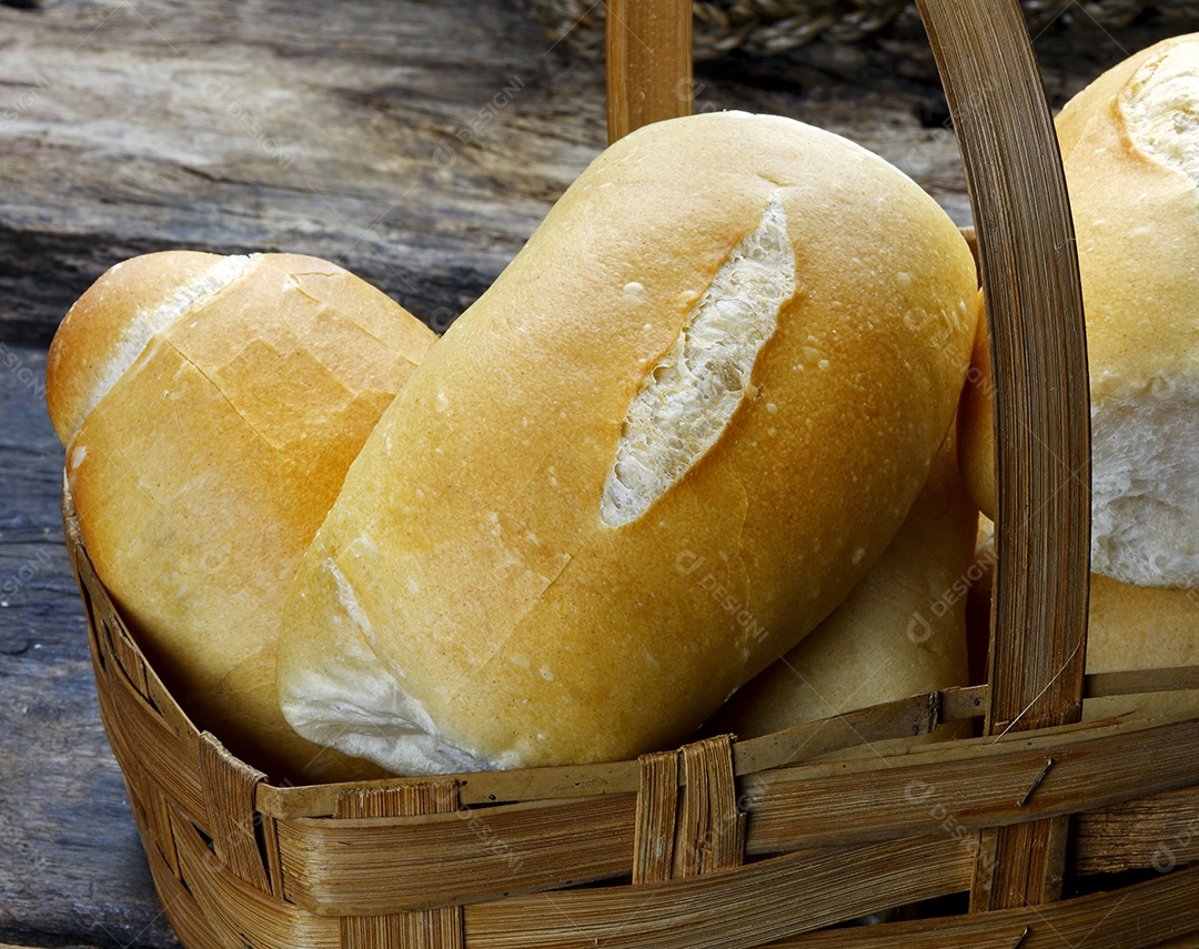 Pães francês sobre uma cesta