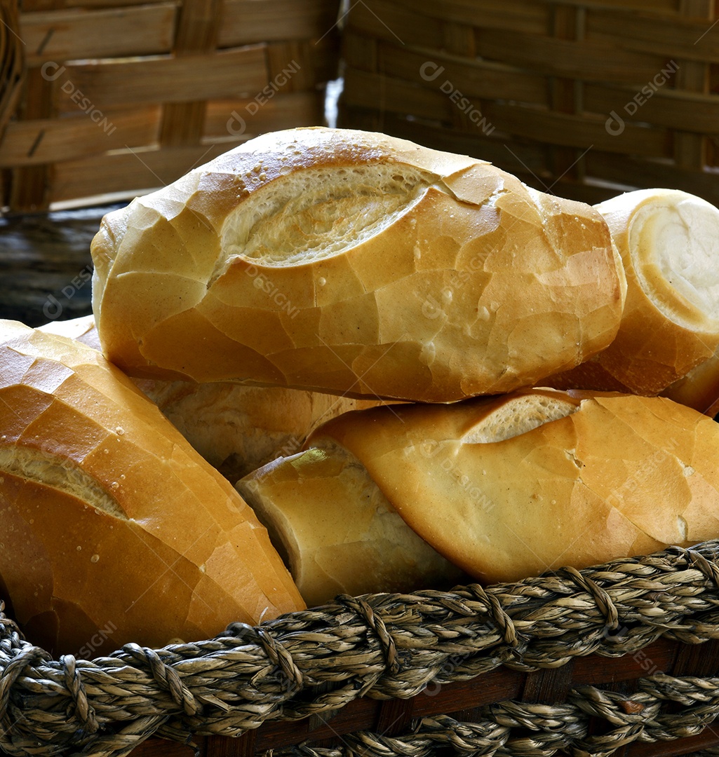 Pães francês dentro de uma cesta