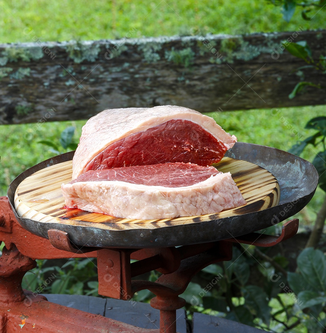 Picanha fatiada para churrasco sobre uma tábua de madeira