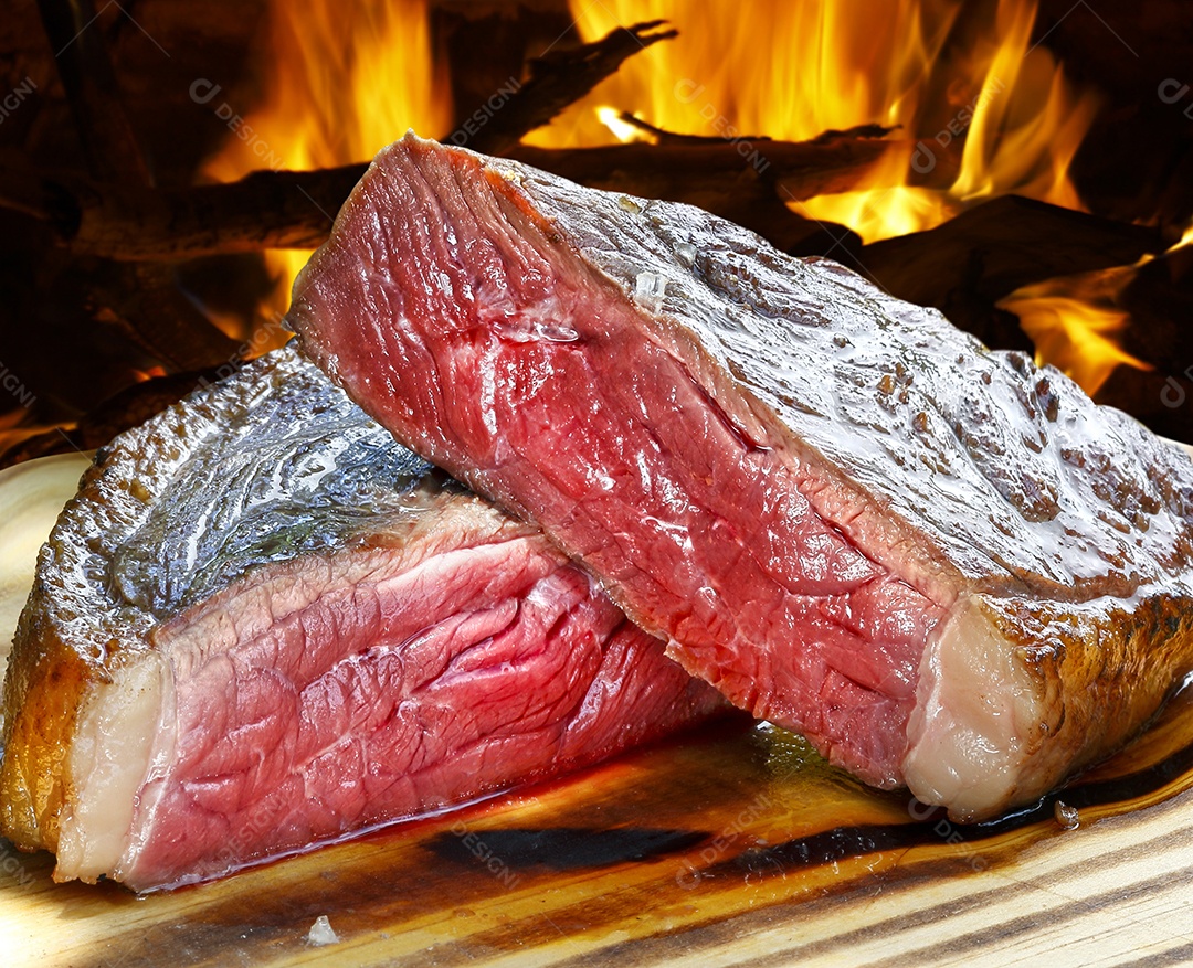 Carne assada e cortada sobre uma tábua