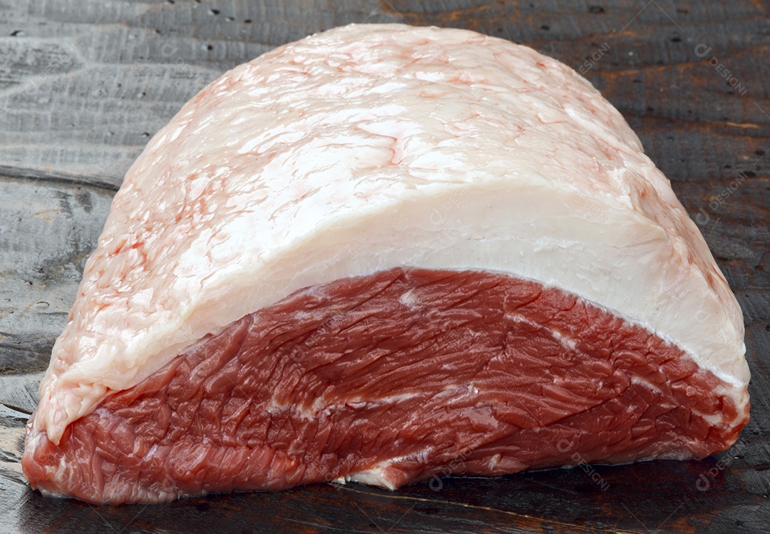 Picanha sobre mesa de madeira