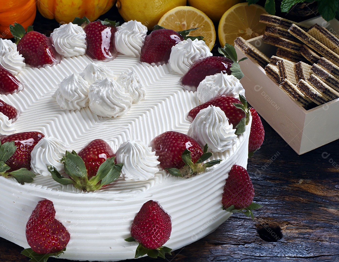 Bolo de chantilly com morango caramelizado