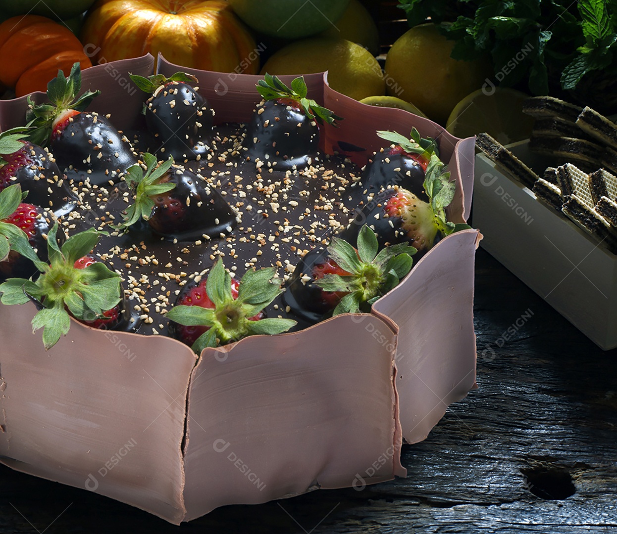 Bolo de chocolate com morangos e castanhas