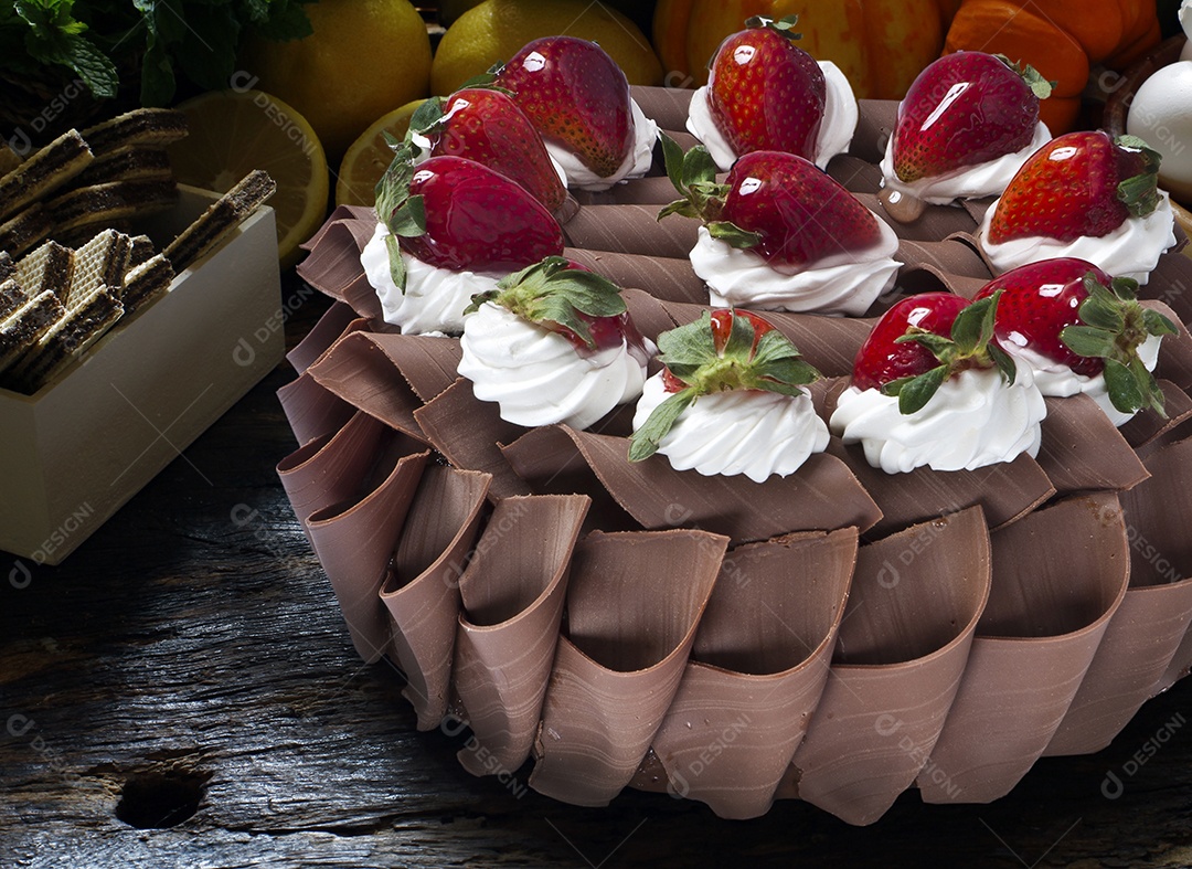 Bolode chocolate com raspas e morangos