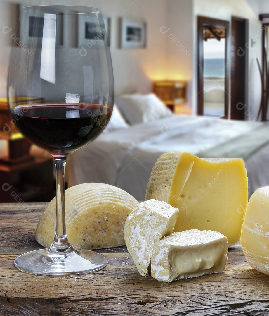 Taça de vinho com queijo no quarto do hotel de praia