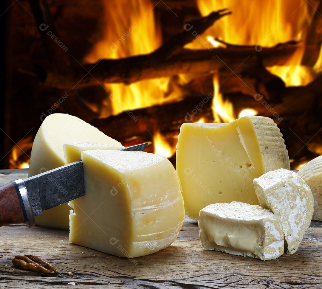 Tábua de madeira com queijos