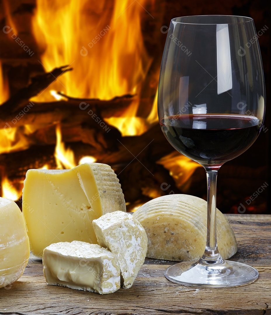 Mesa com queijo canastra e uma taça de vinho