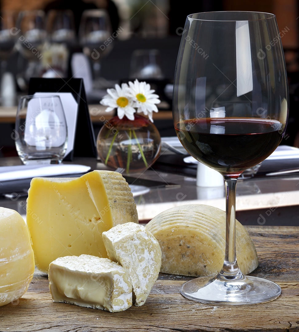 Mesa de um restaurante com queijo e vinho