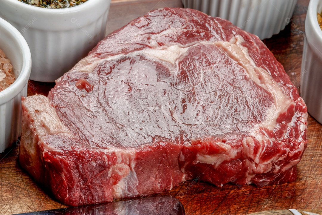 Bife de contrafilé cru fresco
