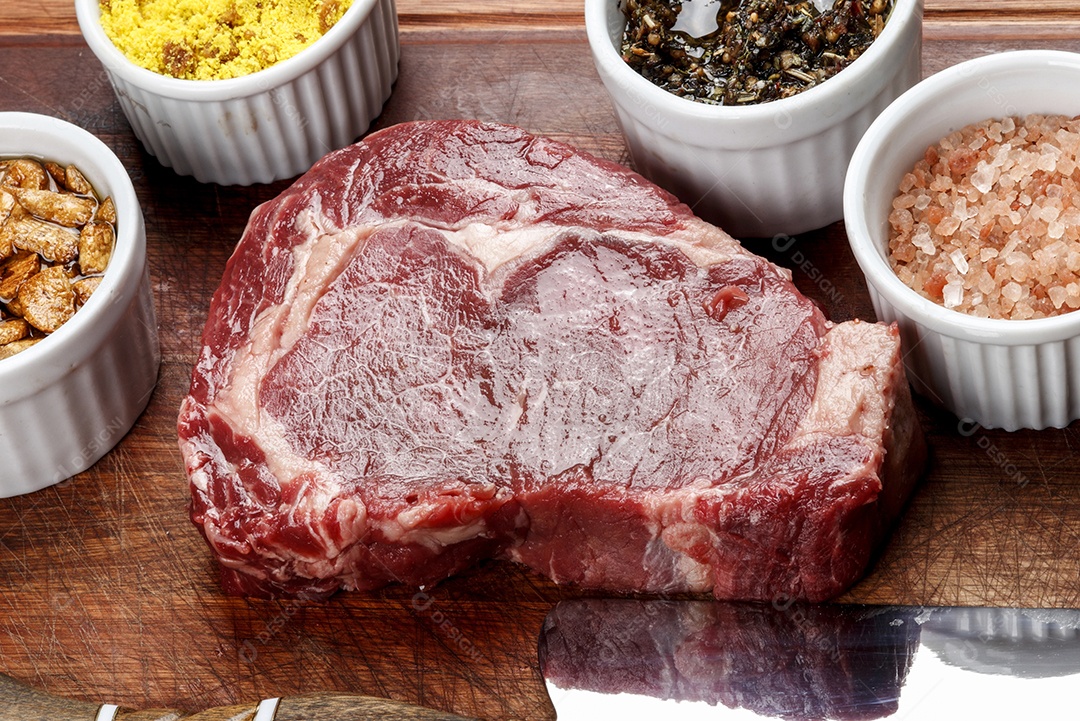 Bife de contrafilé cru fresco