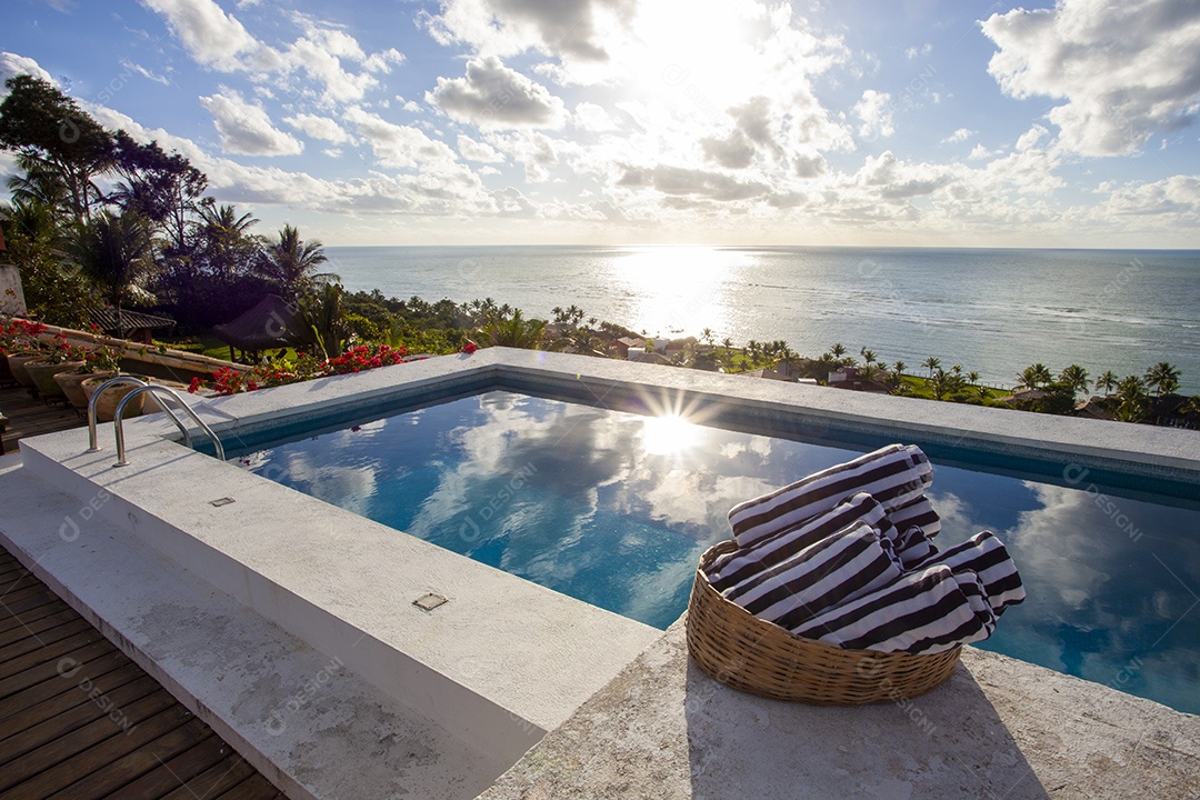 Piscina do hotel com vista para o mar
