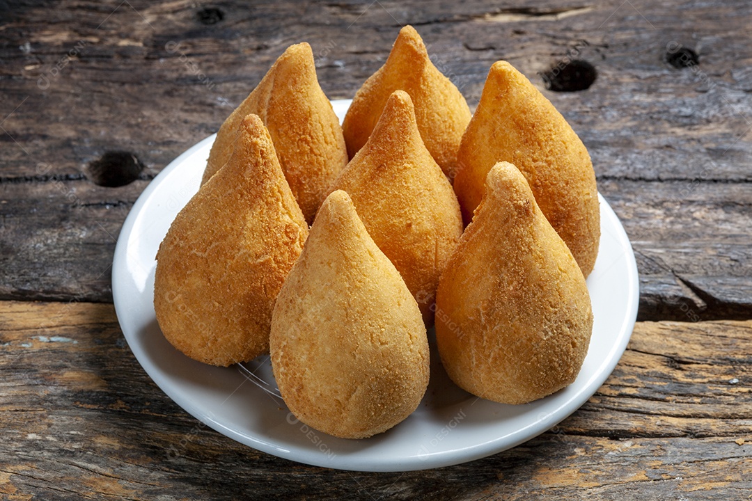 Coxinha de lanche brasileira frango com cheddar