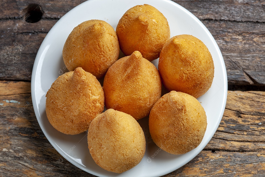 Coxinha de lanche brasileira frango com cheddar