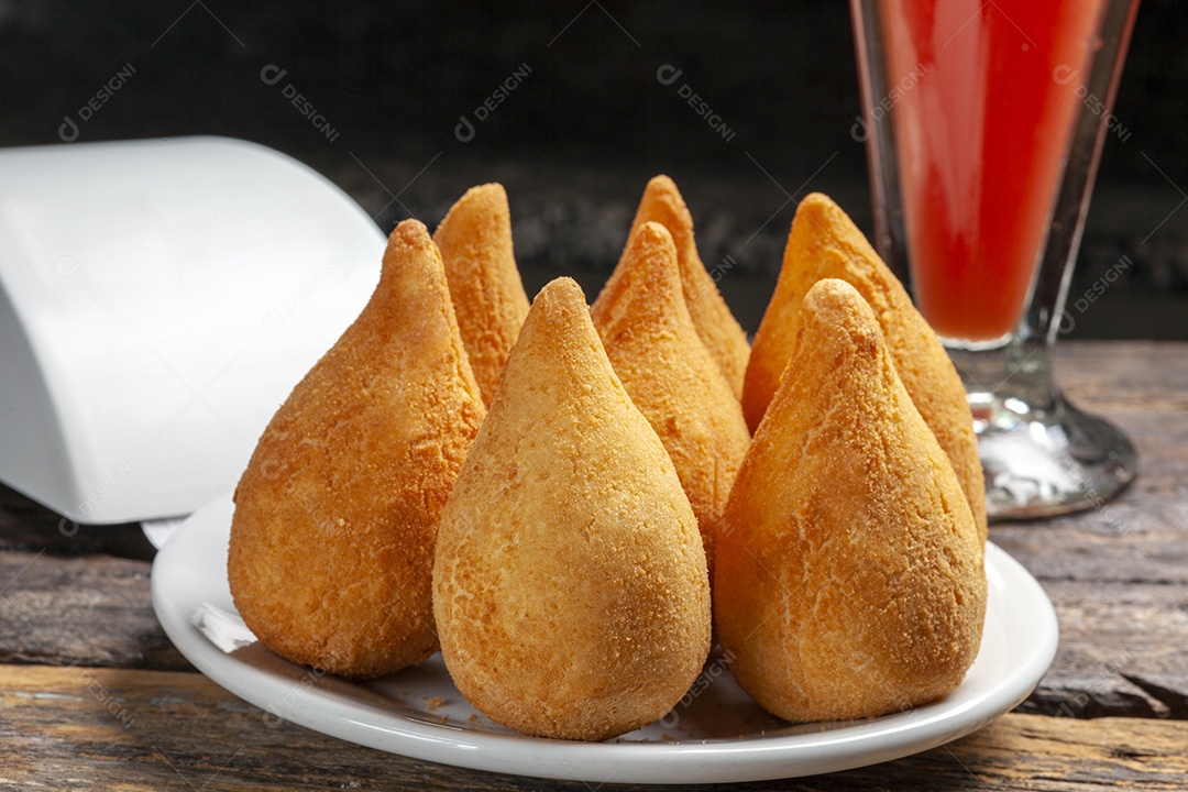 Coxinha de lanche brasileira frango com cheddar