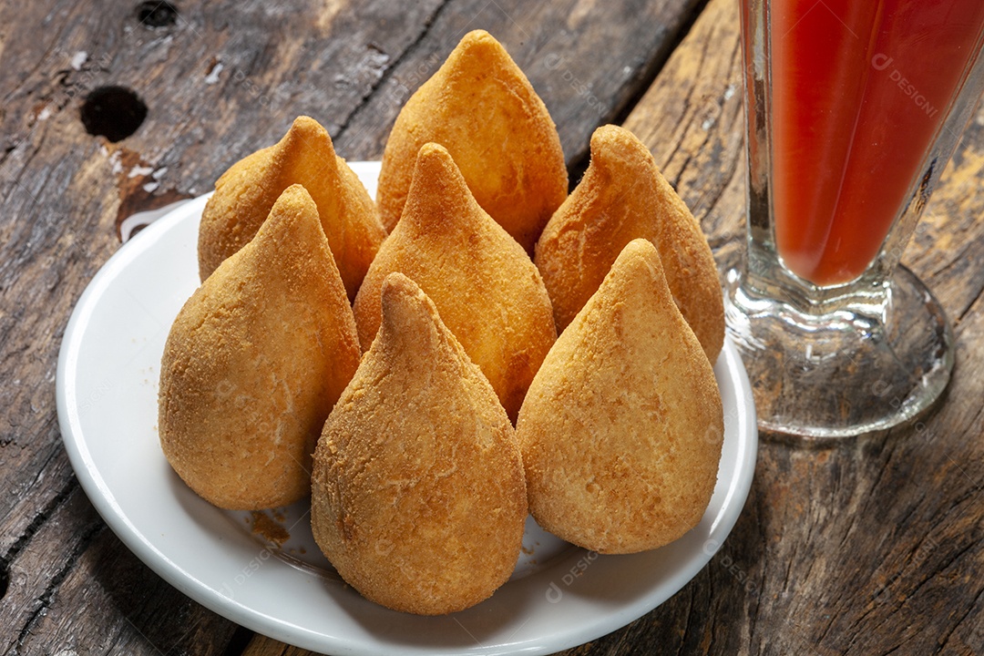 Coxinha de lanche brasileira carne seca com cheddar