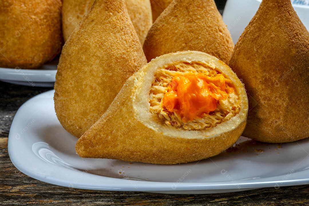 Coxinha de lanche brasileira carne seca com cheddar