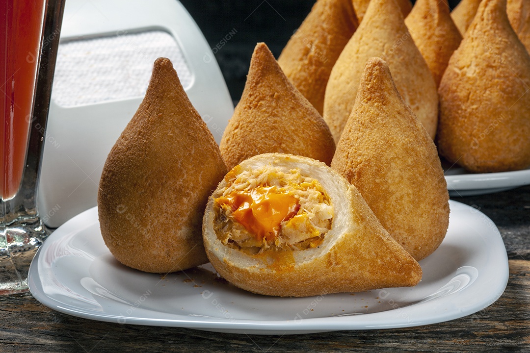 Coxinha de lanche brasileira carne seca com cheddar