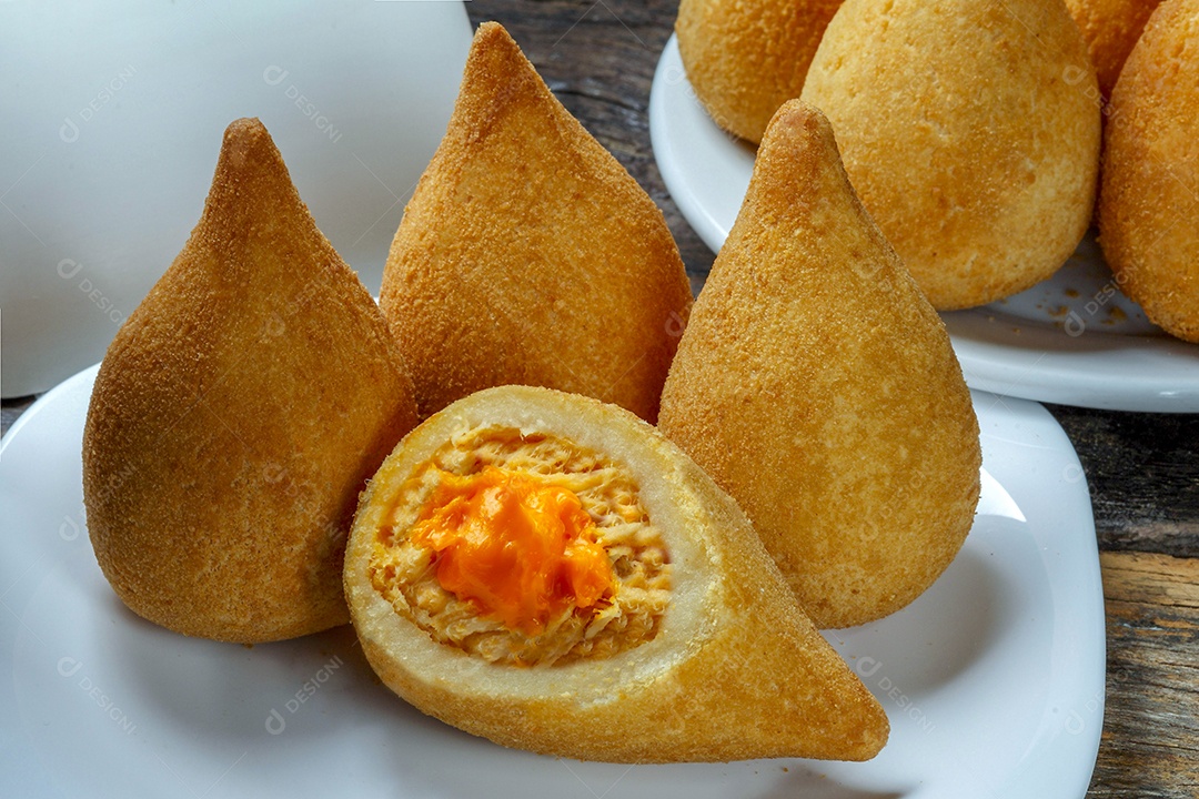 Coxinha de lanche brasileira carne seca com cheddar