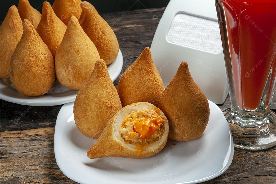 Coxinha de lanche brasileira carne seca com cheddar