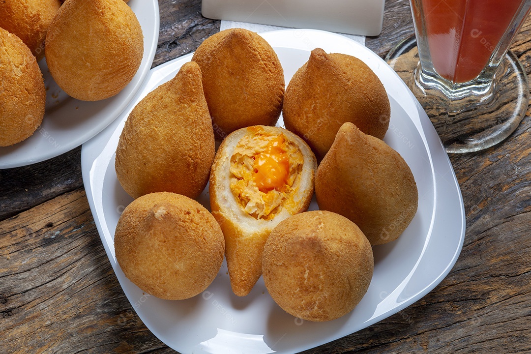 Coxinha de lanche brasileira carne seca com cheddar