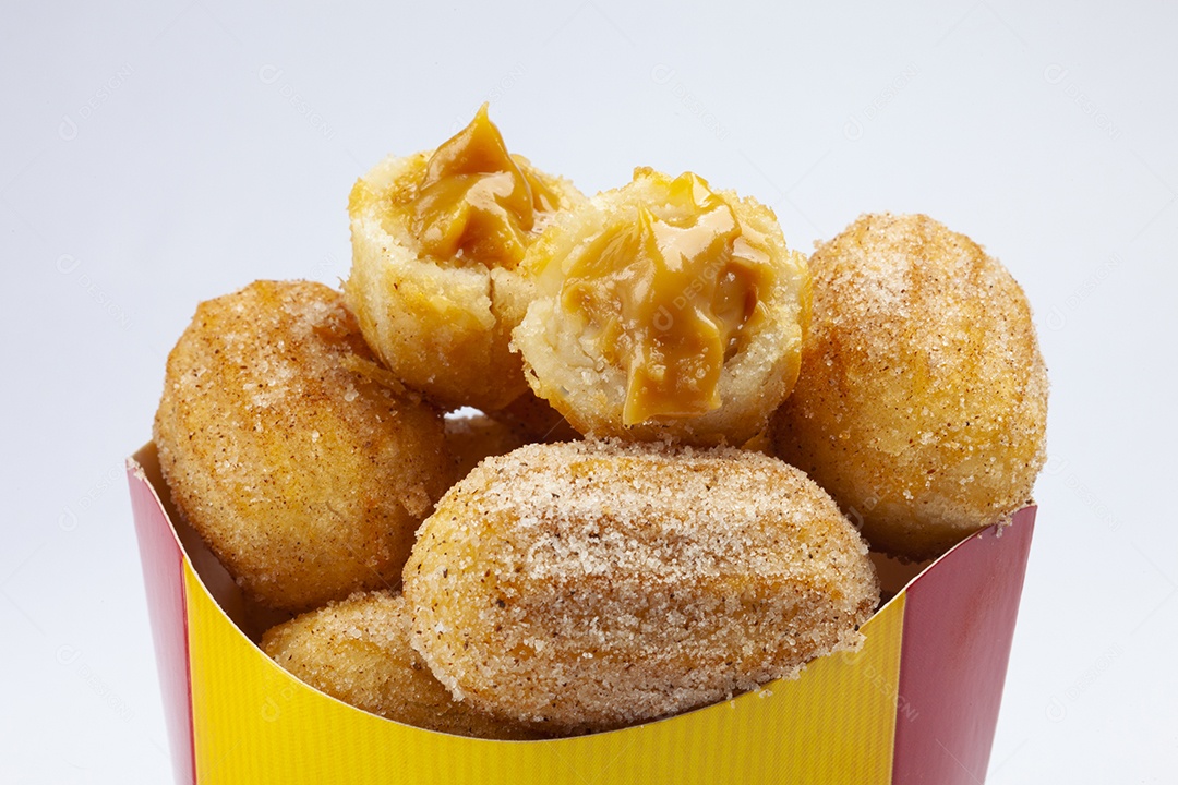 Mini churros doce de leite sobre fundo branco isolado
