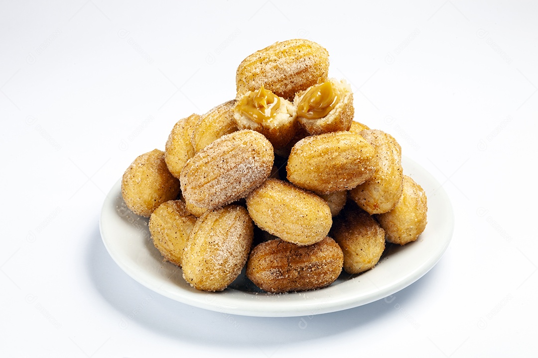 Mini churros doce de leite sobre fundo branco isolado