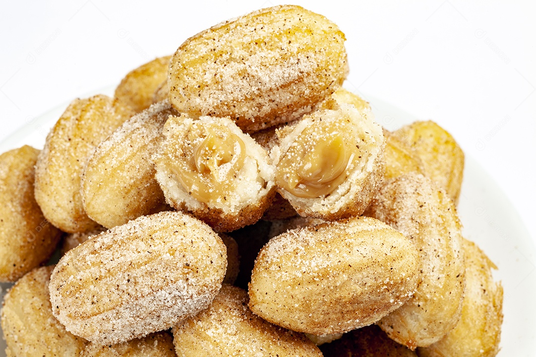 Mini churros doce de leite sobre fundo branco isolado