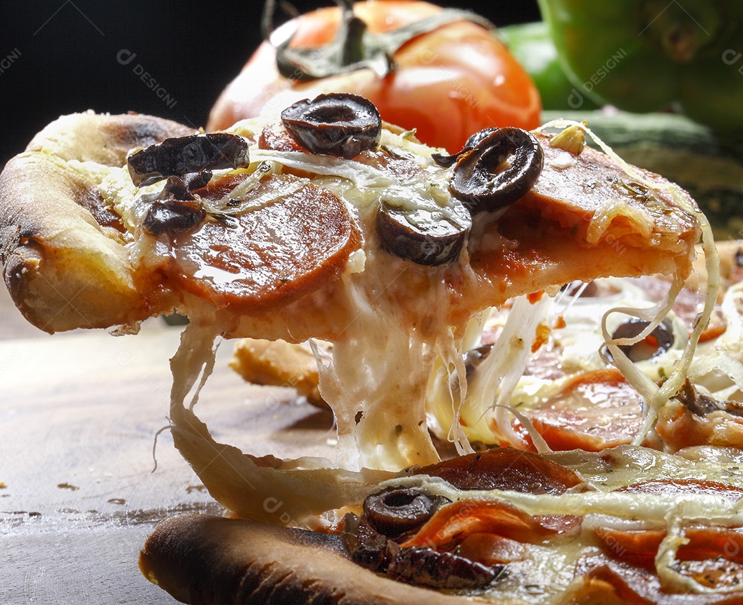 Fatia de pizza de calabresa com azeitona