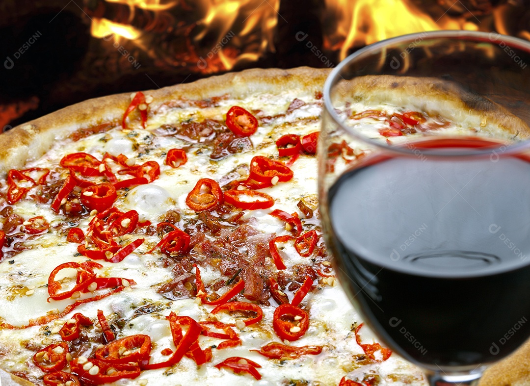 Pizza de carne com pimenta e uma taça de vinho