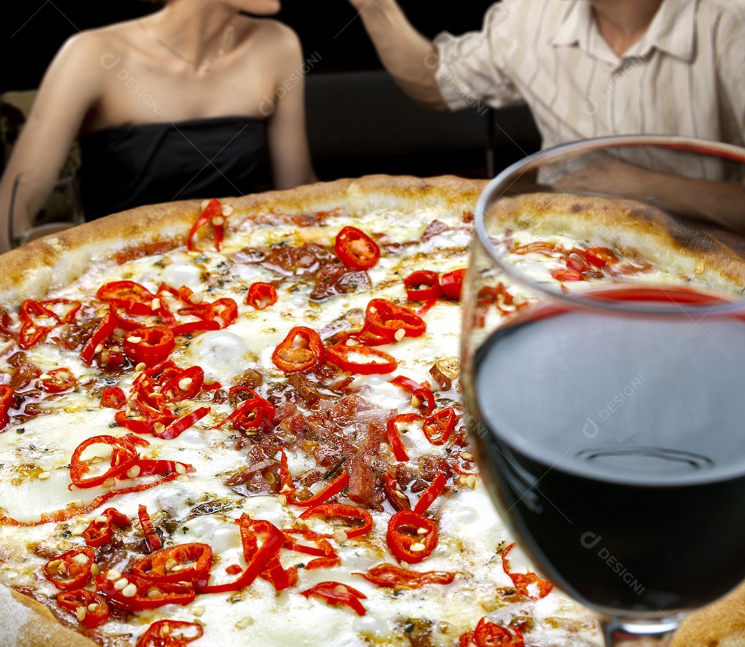 Pizza de carne com queijo e pimenta taça de vinho
