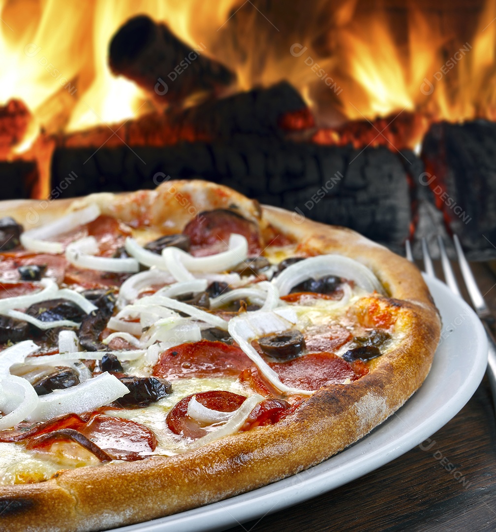 Pizza de calabresa com cebola