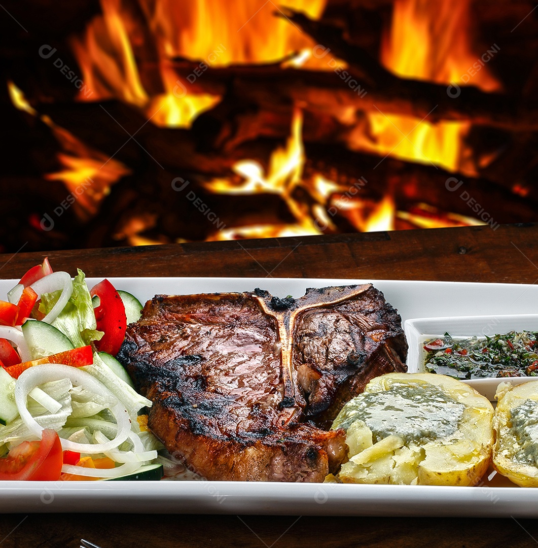 Bife t bone com salada de batata e vegetais