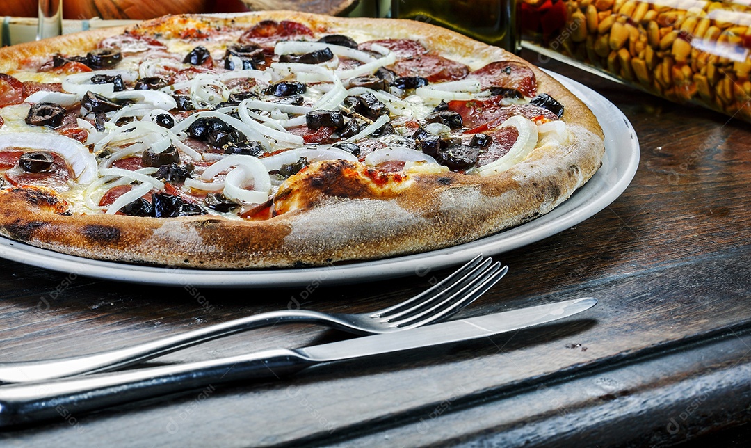 Pizza de calabresa acebolada