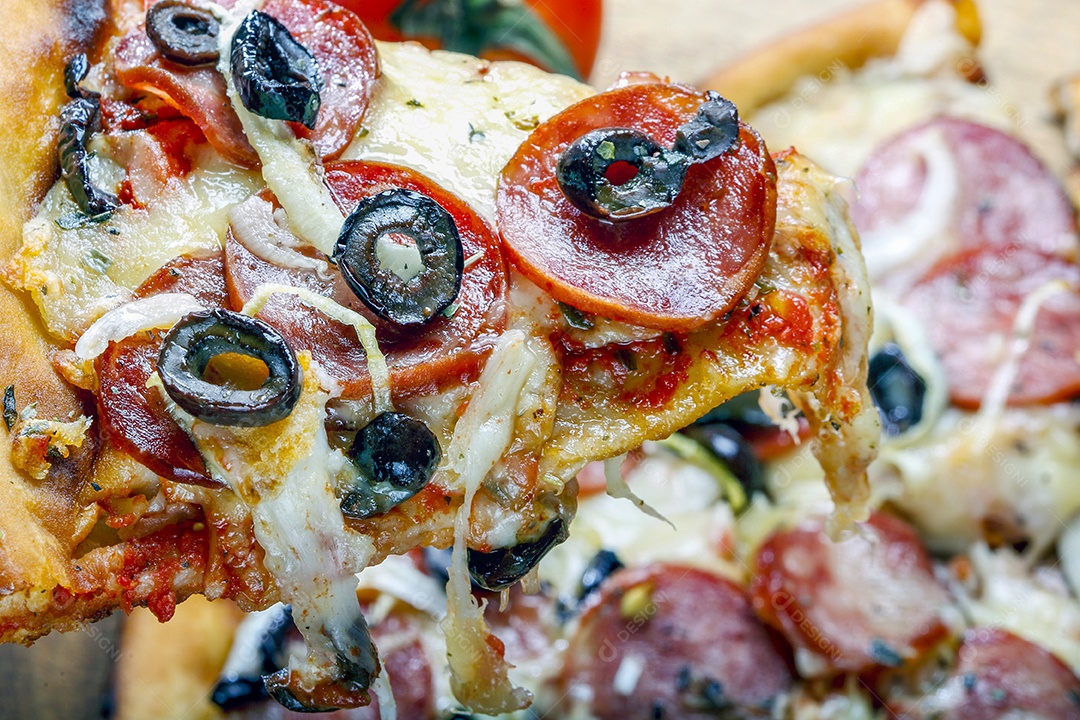 Fatia de pizza de calabresa com azeitona deliciosa