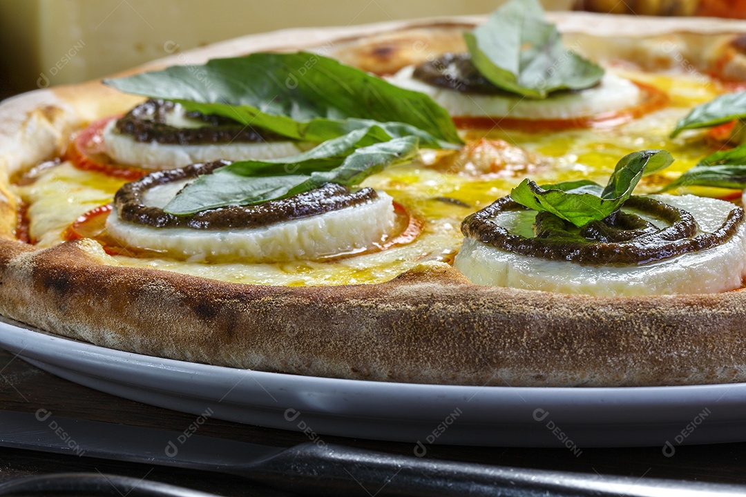 Pizza de queijo com manjericão