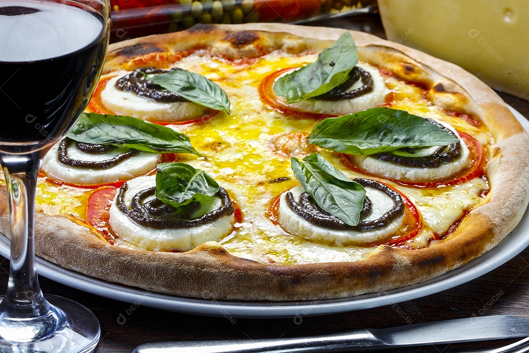 Pizza de queijo com taça de vinho