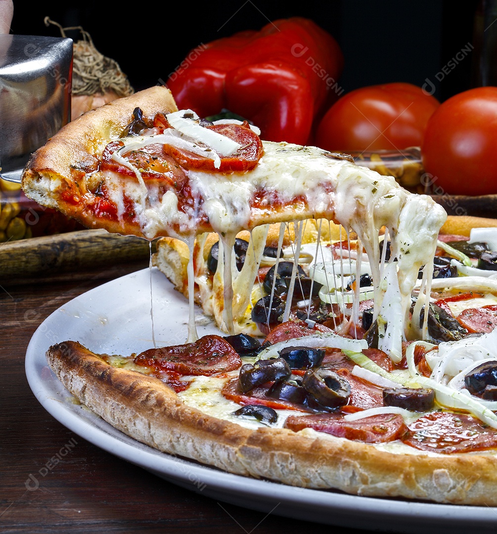 Fatia de pizza de calabresa deliciosa