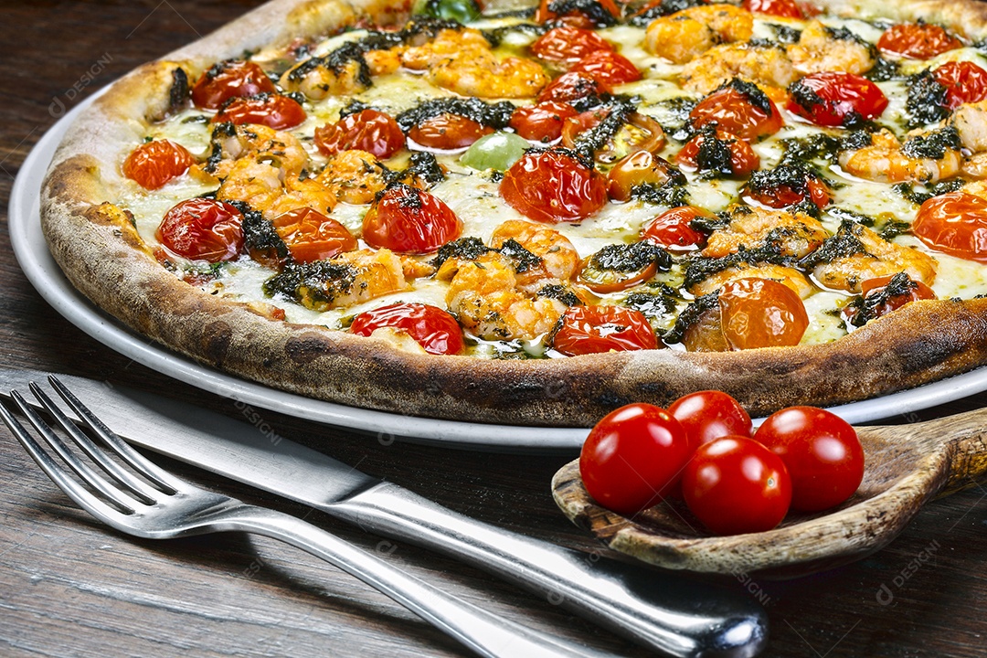 Pizza de camarão com tomate