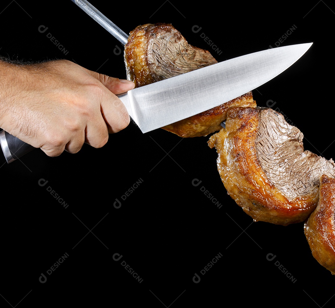 Espeto de picanha mão cortando