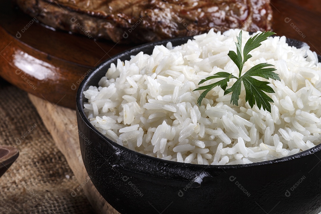 Panela com arroz delicioso