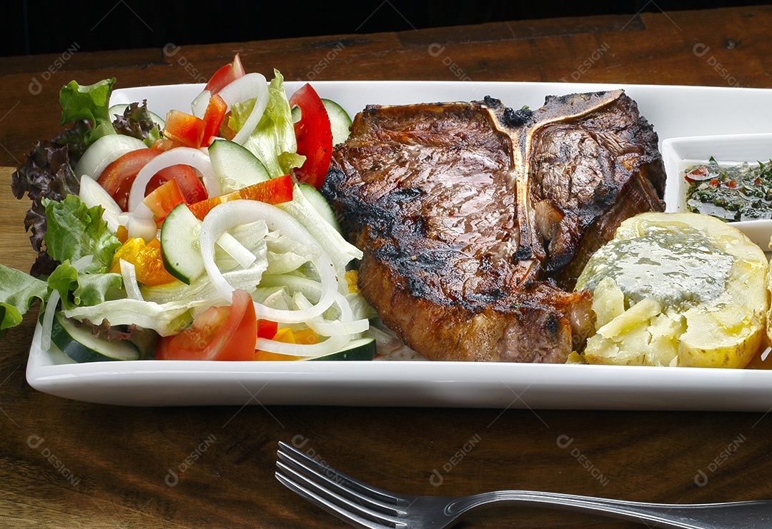 Bife t bone com salada de batata e vegetais