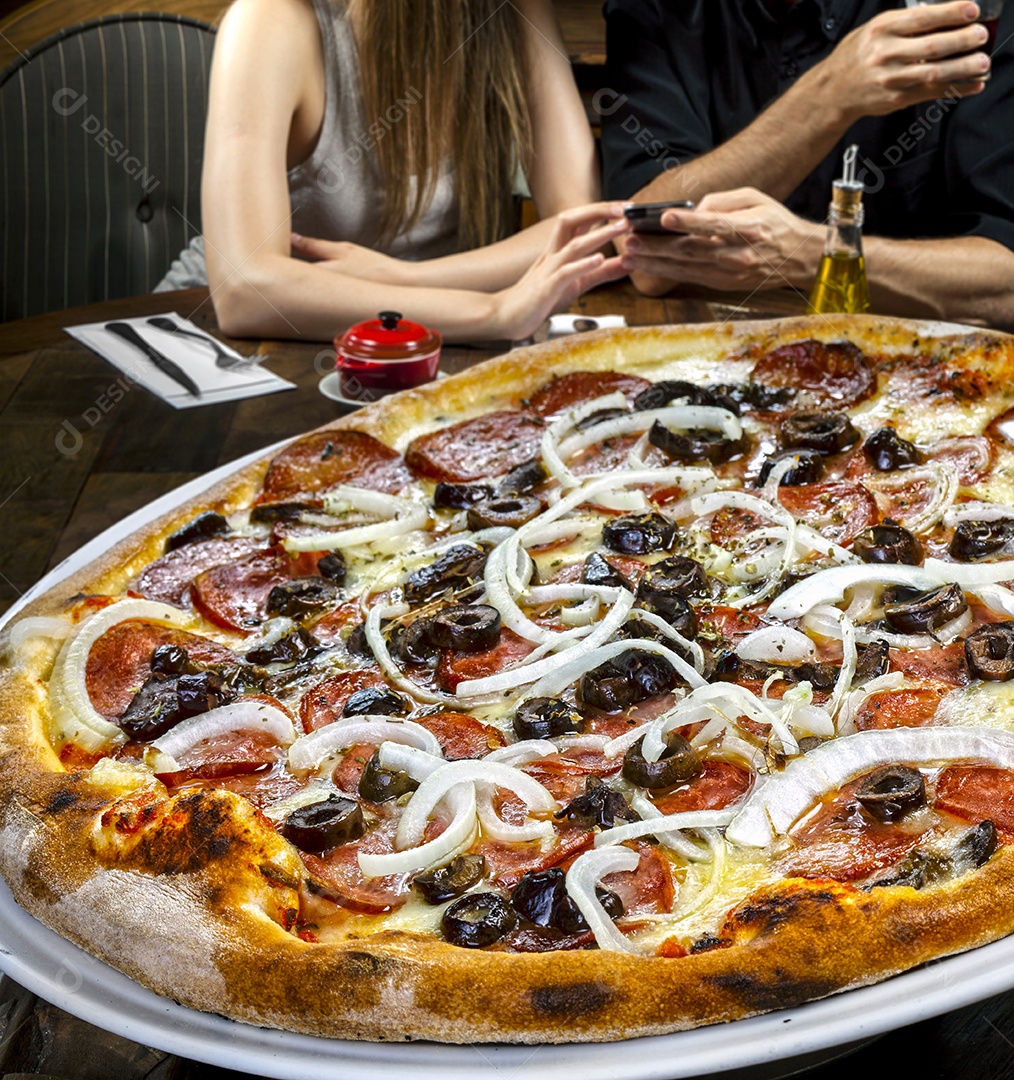 Casal comendo pizza em uma pizzaria
