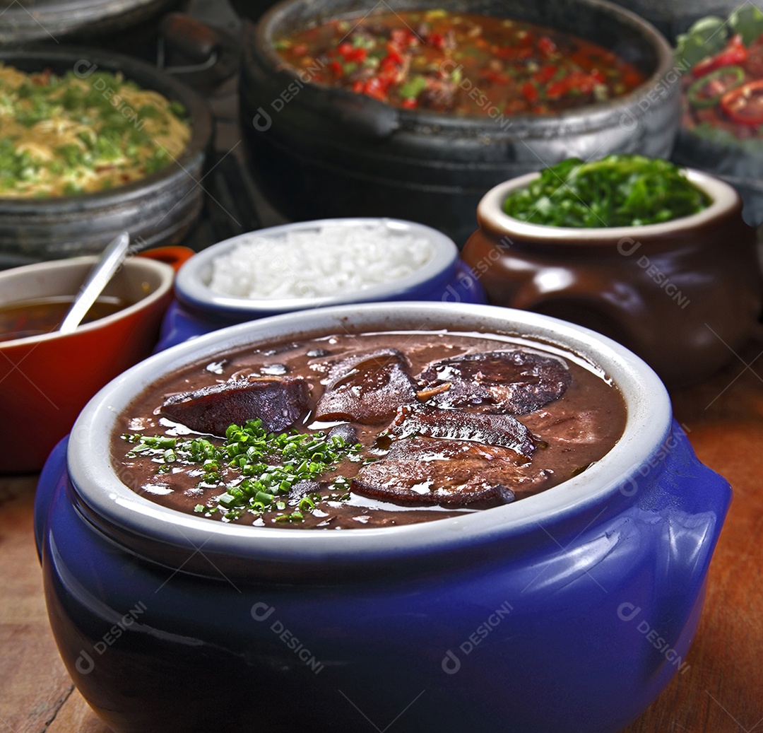 Feijoada com muitas guarnições