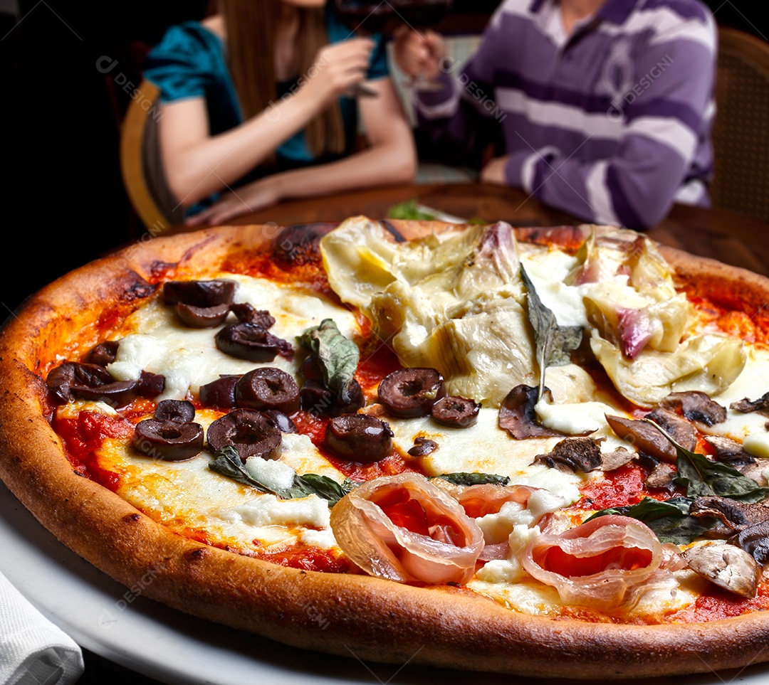 Casal comendo pizza em uma pizzaria
