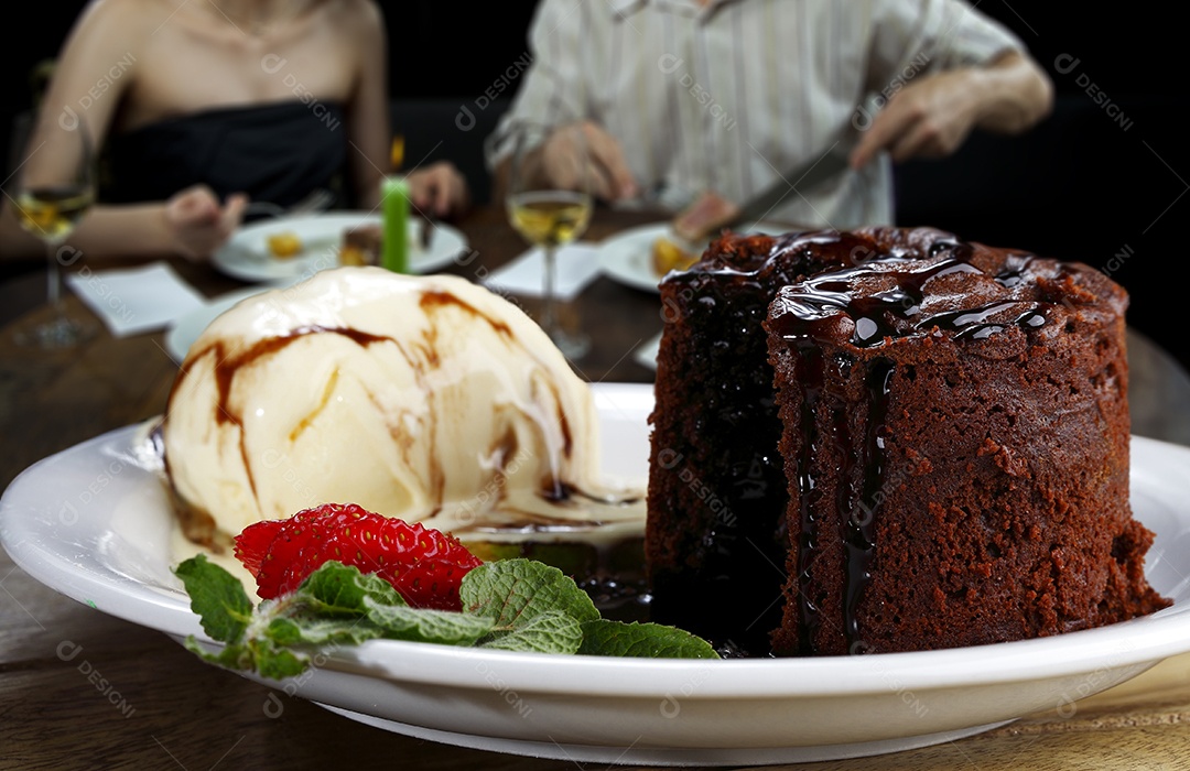 Casal em um restaurante comendo sobremesa