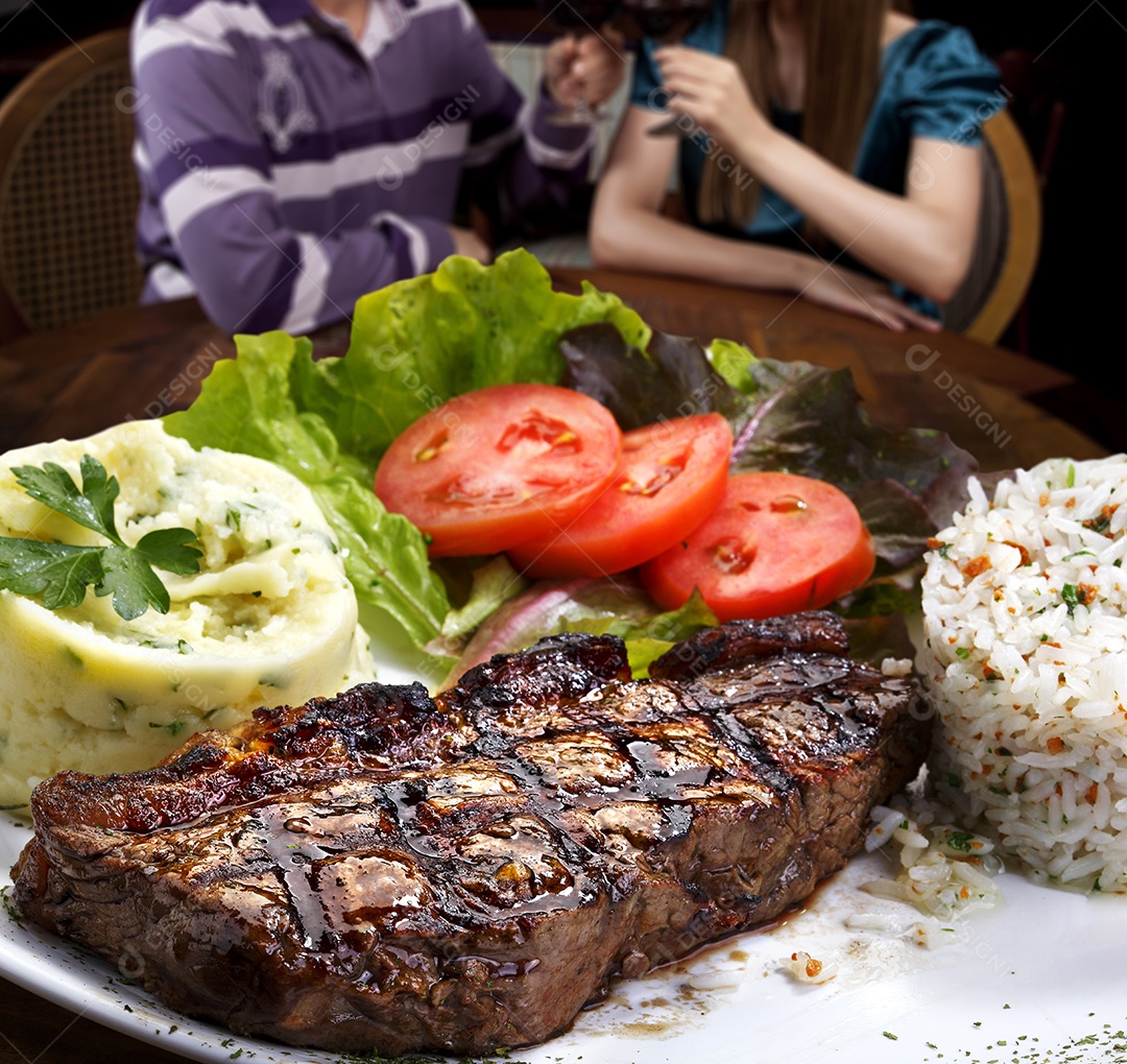 Arroz carne grelhada purê de batatas e salada