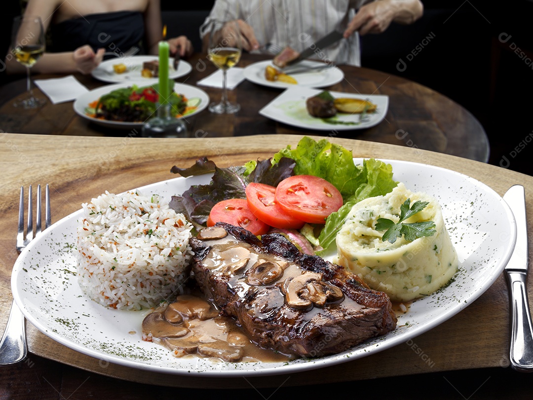 Carne assada com legumes e arroz