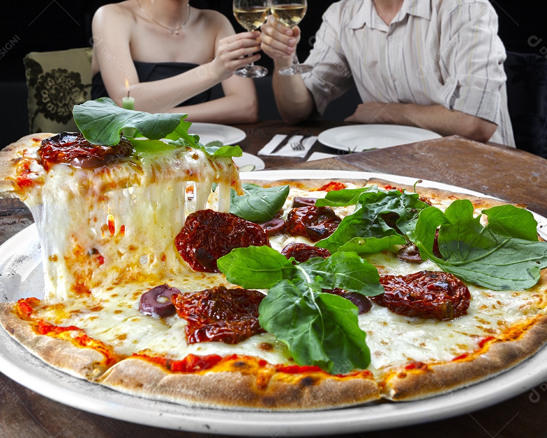 Casal comendo pizza tomate ressecado