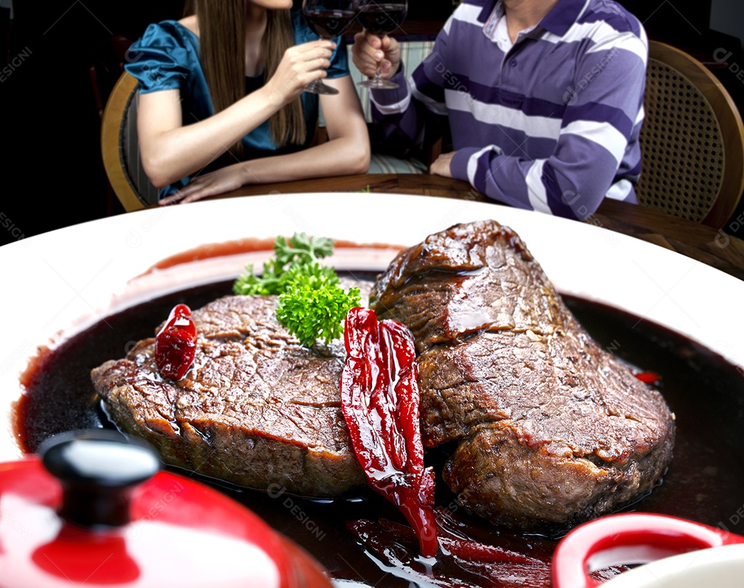 Filé mignon ao molho de vinho tinto