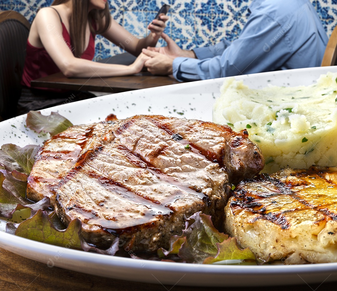 Casal em um restaurante